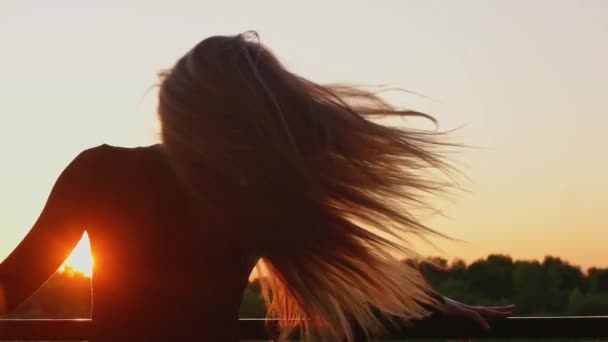 Hermosa chica en la playa Vista trasera. Happ yWoman agitar el pelo y luego levantar los brazos en el cielo — Vídeo de stock