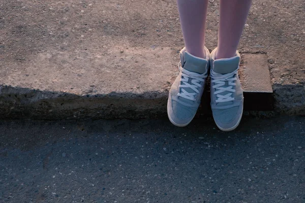 Vrouwelijke runner op betonnen stoep in het centrum van de stad, close-up op schoenen bovenaanzicht — Stockfoto