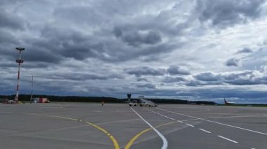 Moskow Rusya, 22 Ağustos 2019: Vnukovo havaalanı uçak ve servis otobüsleri ile dramatik gökyüzü altında