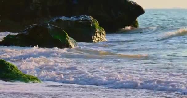 Прибрежные скалы с волнами, разбивающимися о них — стоковое видео