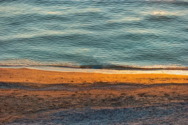 Orilla del mar desde arriba con luz del atardecer — Foto de Stock