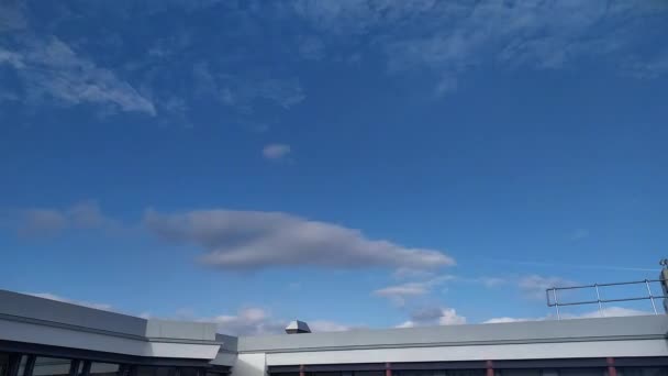 Modern binanın çatısında bulutlar uçuşuyor. — Stok video
