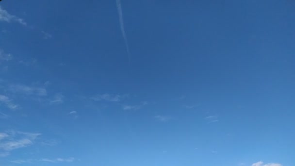 在地球上空飞行的云彩无数次地改变着时间 — 图库视频影像