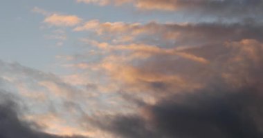 Günbatımı Bulutları Zaman Çizelgesi. Gökyüzünde hızlı hareket eden bulutlar