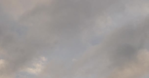 Nubes volando en el cielo en el lapso de tiempo del crepúsculo — Vídeos de Stock