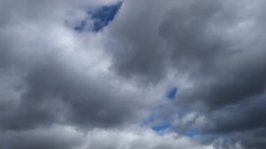 Bulutlar mavi günün üzerinden geçiyor. Zaman geçiyor. Dünya üzerinde uçan bulut kütleleri değişiyor.