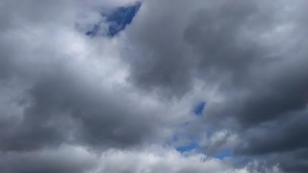 Σύννεφα διέρχονται πάνω από το μπλε ουρανό ημέρα timelapse, μεταβαλλόμενο σύννεφο μάζα που φέρουν πάνω από τη γη — Αρχείο Βίντεο