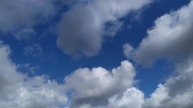 FHD 'deki mavi gökyüzünde bulutlar uçuşuyor.