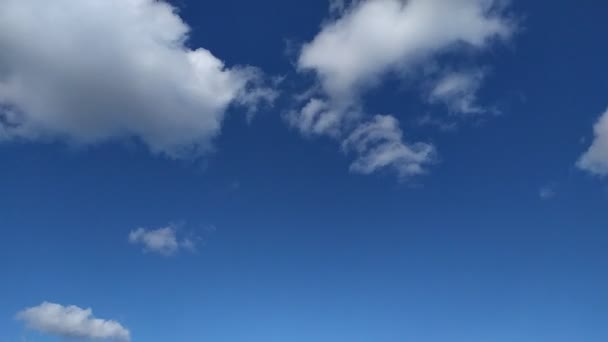 Wolken vliegen over de blauwe lucht te beginnen met de onderrand van het frame timelapse clip in Fhd — Stockvideo