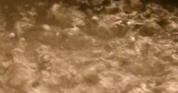 Gotująca się woda zbliżenie w czasie rzeczywistym klip — Wideo stockowe