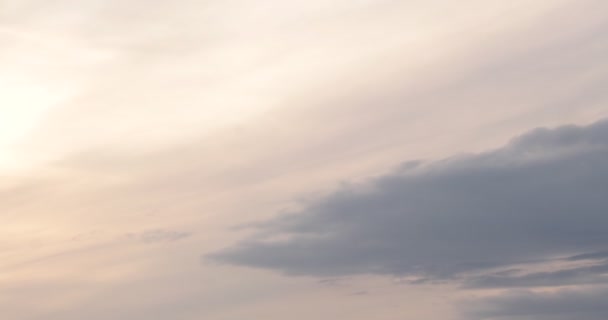 Nuvens de cor azul e laranja se movendo no clipe timelapse horário do pôr do sol — Vídeo de Stock