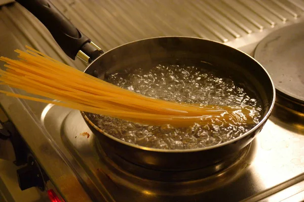 Preparación de pasta italiana en agua hirviendo —  Fotos de Stock