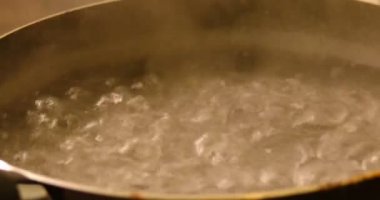 Buharlı büyük kaynar su kabarcıkları