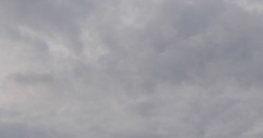 Kara sisli bulutlar gökyüzünde hareket ediyor.