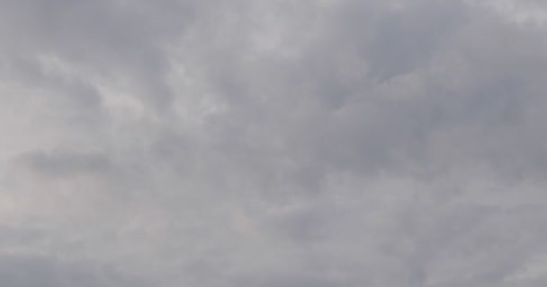 Nubes oscuras de niebla que se mueven en el cielo timelapse — Vídeos de Stock