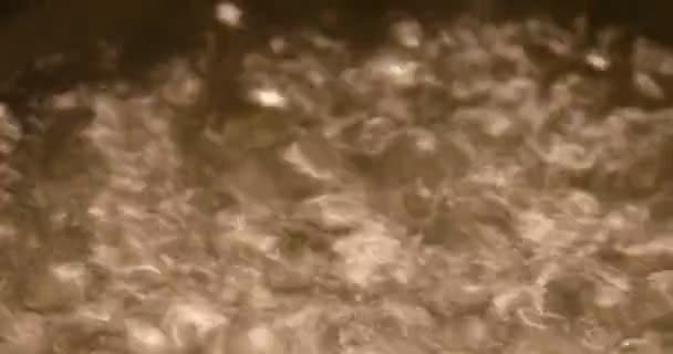 아시아의 프라이팬에서 끓고 있는 물 — 비디오