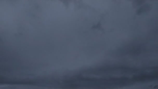 Donkere mistige wolken passeren langzaam over de hemel, horror stemming timelapse 4k — Stockvideo