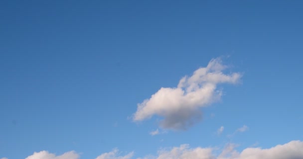 Облака пролетают над дневным небом в атмосфере временной зажим 4k — стоковое видео