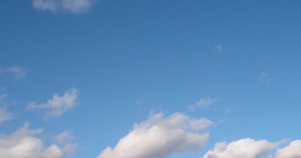 Wolken gaat over de dag hemel in de atmosfeer timelapse 4k — Stockvideo