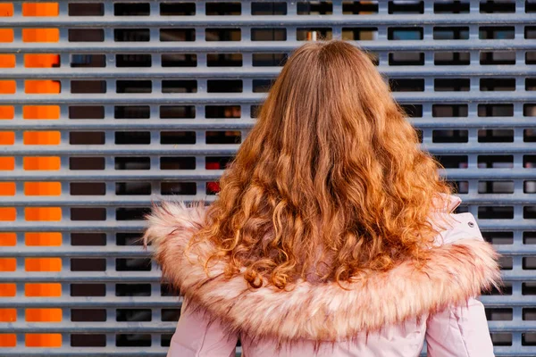 Вид ззаду Рудий Жінка Weared Пальто З Деякі Штучний Хутро — стокове фото