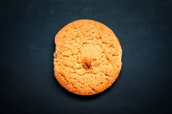 Vue du dessus de biscuit à l'avoine mensonge ona fond noir — Photo