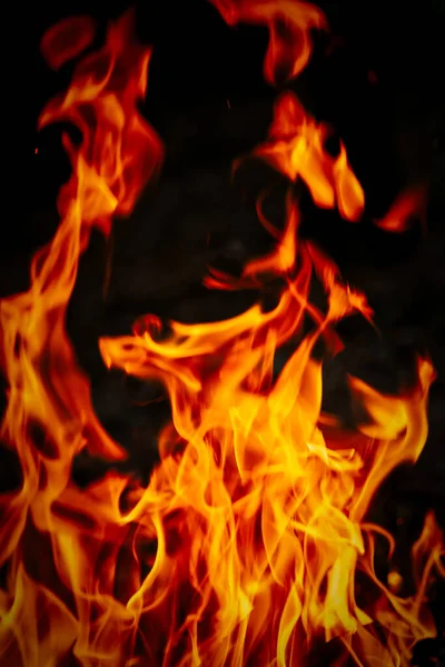 Fuego chisporroteante muy caliente sobre negro — Foto de Stock
