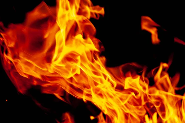 Fogo de fundo com fogueira brilhante no preto — Fotografia de Stock