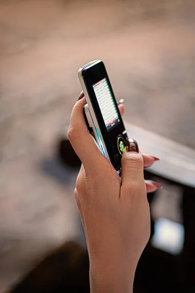 Close-up van vrouwelijke hand met behulp van een smartphone. Ondiepe scherptediepte — Stockfoto