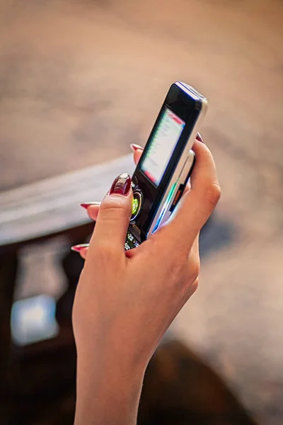 Close-up van meisjes hand met behulp van een smartphone. Ondiepe scherptediepte — Stockfoto