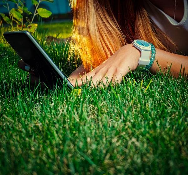 Цифровое образование Молодая леди учится с помощью цифровых медиа в парке — стоковое фото