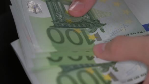 Çocuk 100 Euro 'luk banknotları sayıyor. — Stok video