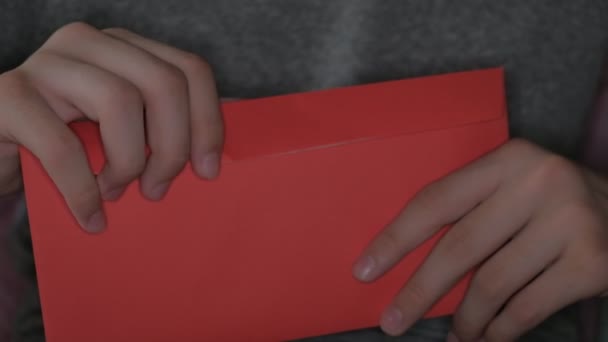 Garçon sort roubles russes de l'enveloppe de papier rouge traditionnelle en Chine pour donner de l'argent — Video