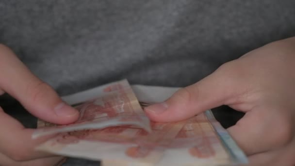 Garçon compte les billets en rouble russe tir de gros plan extrême. — Video