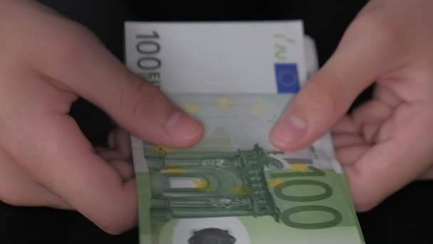 Adam 100 Euro 'luk banknotları sayıyor. Yakın çekim. — Stok video