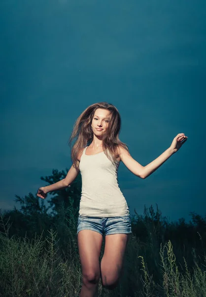 Молода Леді Біжить Камери Високій Траві Перед Блакитним Небом Копійкою — стокове фото
