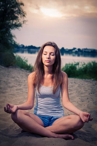 Nice Lady Meditating Sand Her Legs Crossed Eyes Closed Front — Stock Photo, Image