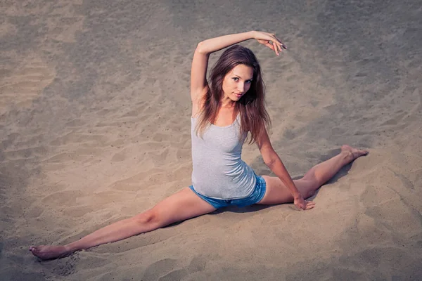 Bela Senhora Praticando Ioga Praia Jovem Sexo Feminino Fazendo Fitness — Fotografia de Stock