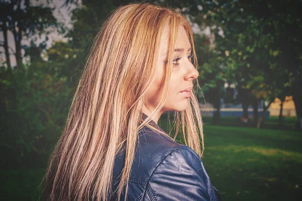 Wygląd Młodej Dziewczyny Długimi Blond Włosami Ramionach Pozuje Wieczorem Parku — Zdjęcie stockowe