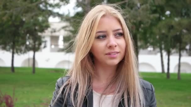 Rubia dama posando con sus pelos volar en un viento — Vídeos de Stock