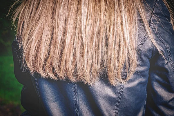 Dlouhé Blond Vlasy Roztroušené Ramenou Mladé Dívky Černé Kožené Bundě — Stock fotografie