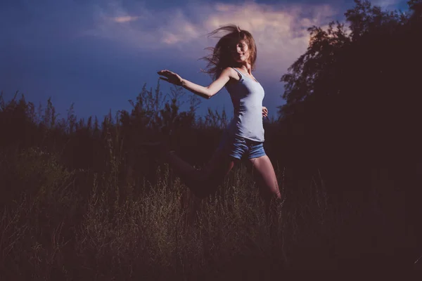 Ragazza Gioiosa Sta Scappando Nell Erba Alta Copyspace Sul Cielo — Foto Stock