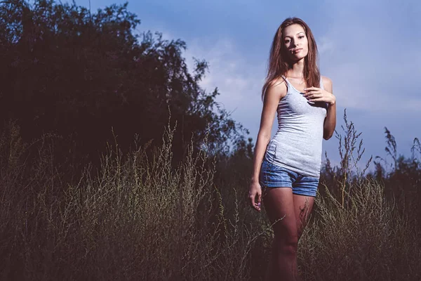 Şefkatli Görünüşlü Bayan Gece Karanlığında Yüzünde Sert Gölgelerle Uzun Çimenlerde — Stok fotoğraf