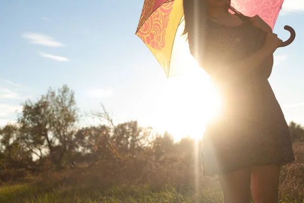 Vrouw Poserend Met Paraplu Natuur Met Zon Achtergrond Kopieerruimte — Stockfoto