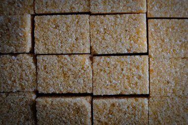 Kahverengi şeker küpleri yan taraftan aydınlatılıyor.