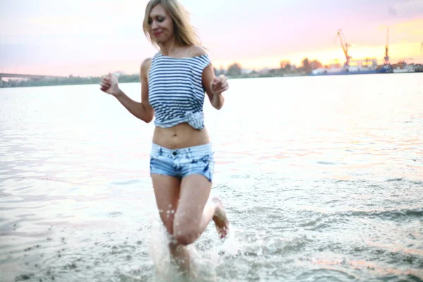 快乐的女孩在水里奔跑 享受夏天的快乐 模糊的镜头 — 图库照片