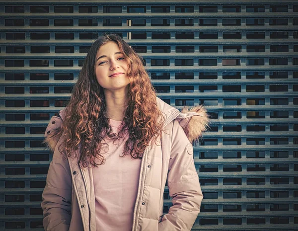 Une Rousse Aux Cheveux Ondulés Pose Dans Une Veste Devant — Photo