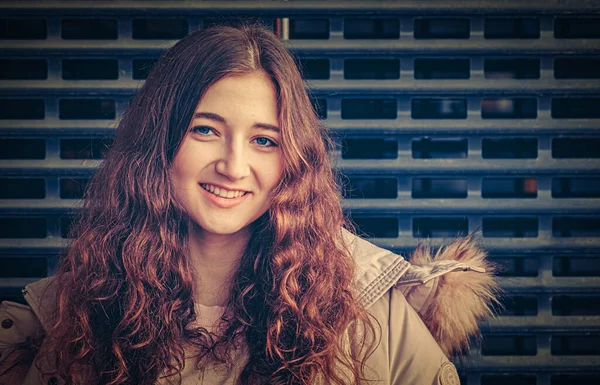 Uma Senhora Ruiva Com Cabelo Ondulado Posa Quebra Vento Frente — Fotografia de Stock