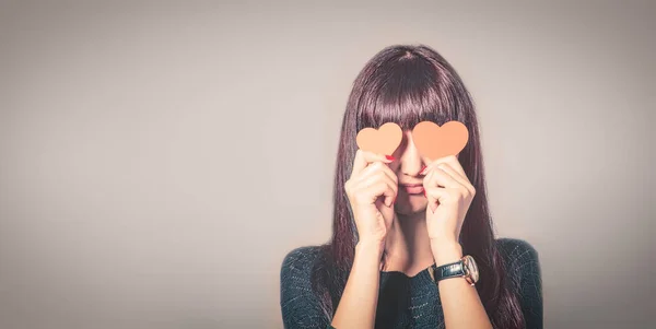 Mujer Cabello Castaño Cubre Sus Ojos Con Dos Corazones Papel — Foto de Stock