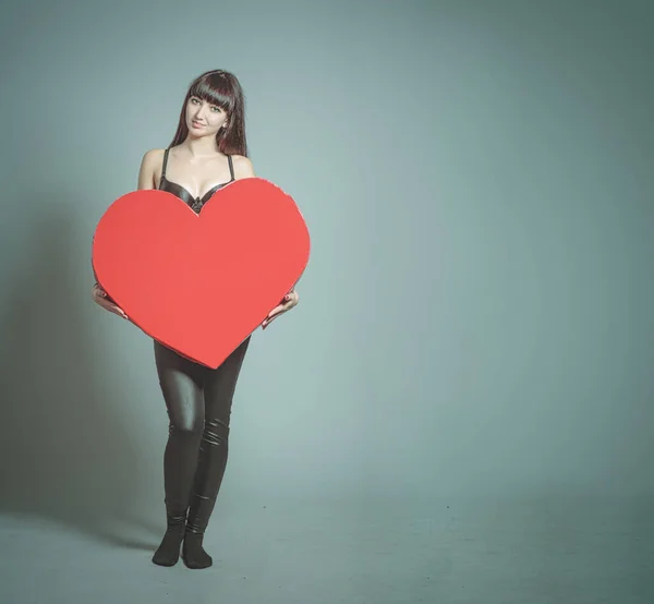 Chica Delgada Está Sosteniendo Corazón Gigante Frente Ella Full Body — Foto de Stock
