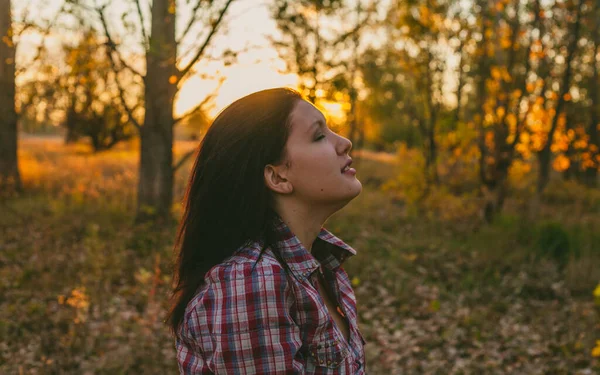 Exited girl in the woods at sunset — Stock Photo, Image